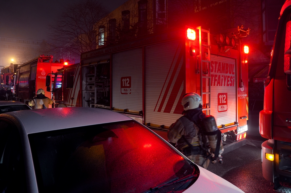 Kağıthane'de iş hanında çıkan yangında mahsur kalan 11 kişi kurtarıldı