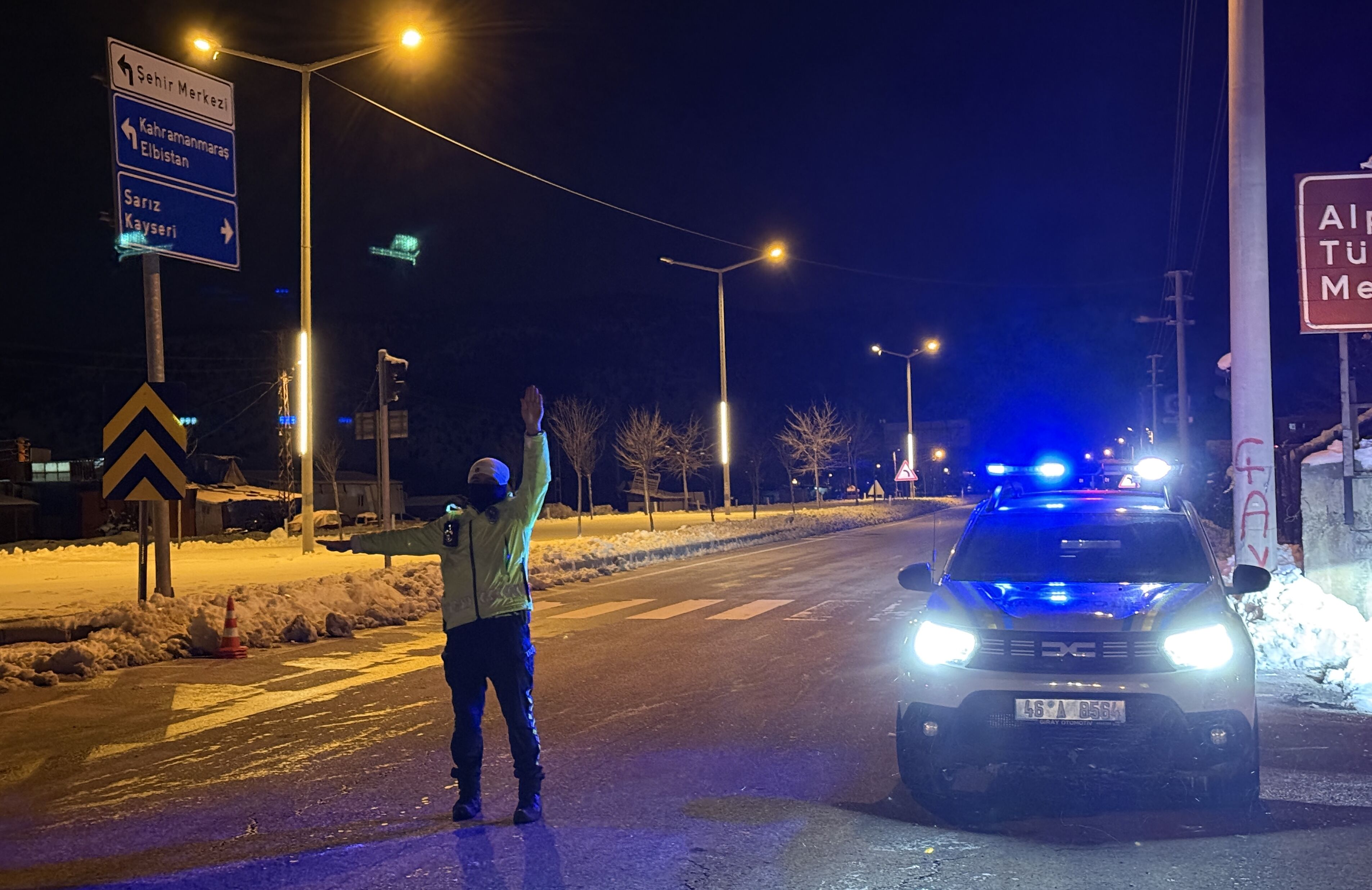 Kahramanmaraş'ta kar yağışı ve fırtına yaşamı olumsuz etkiliyor