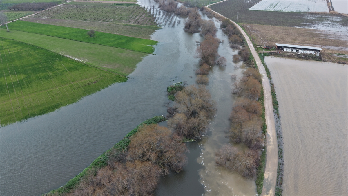 Karacabey Ovası'nda yaklaşık 20 bin dekarlık alan su altında kaldı