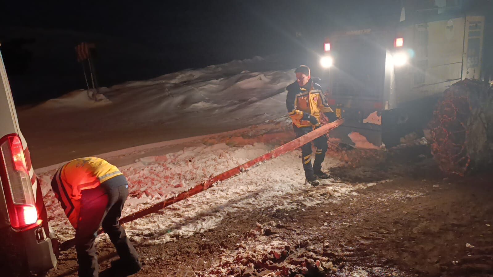 Kars'ta kardan yolu kapanan köyde merdivenden düşen kadın hastaneye ulaştırıldı