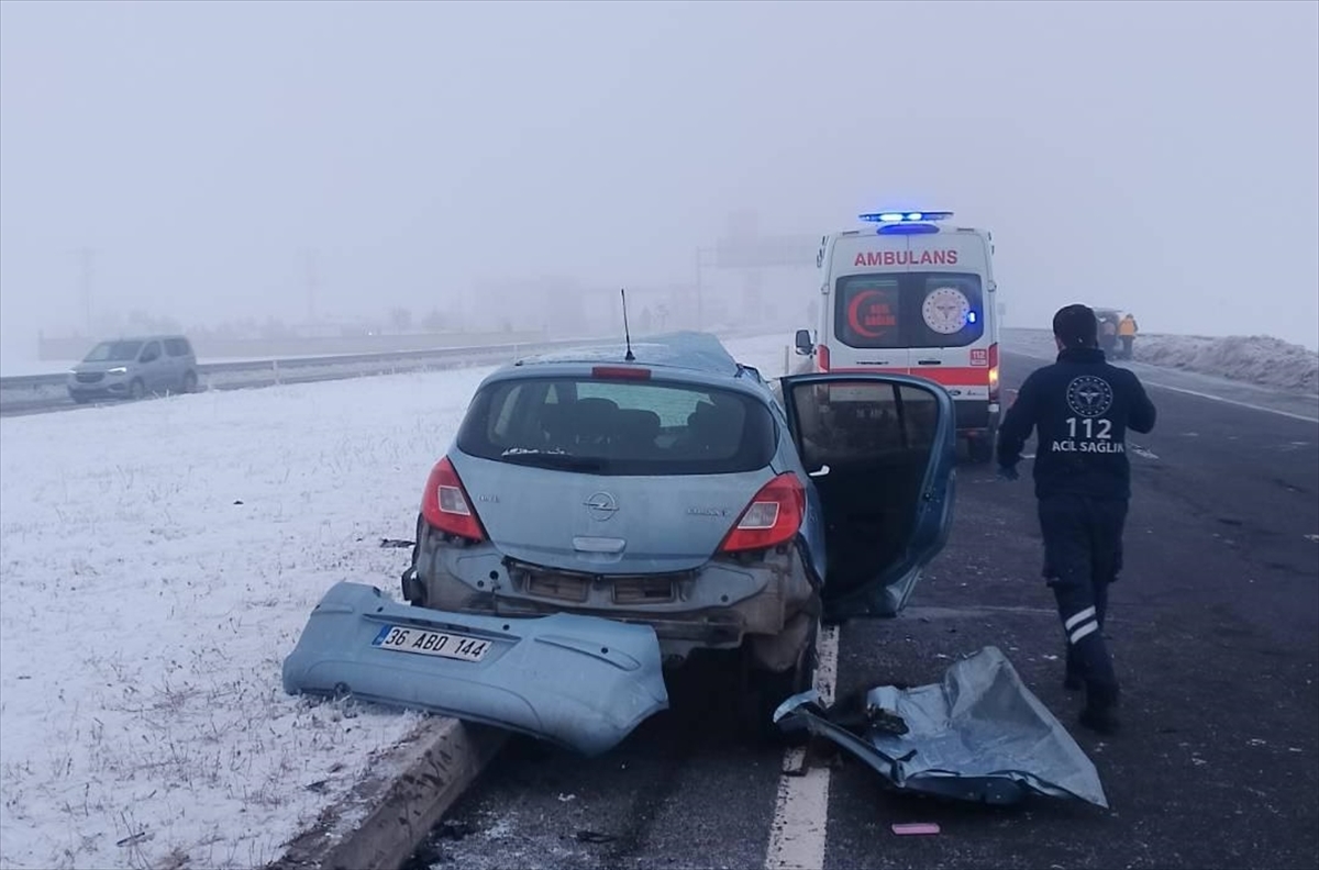 Kars'ta otomobil ile tırın çarpıştığı kazada 6 kişi yaralandı