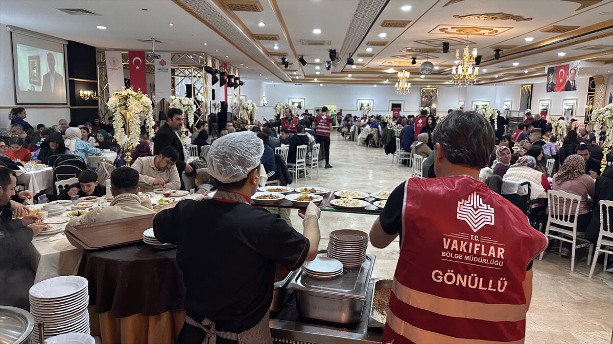 Kastamonu Vakıflar Bölge Müdürlüğü iftar sofrasıyla asırlık geleneğini yaşatıyor