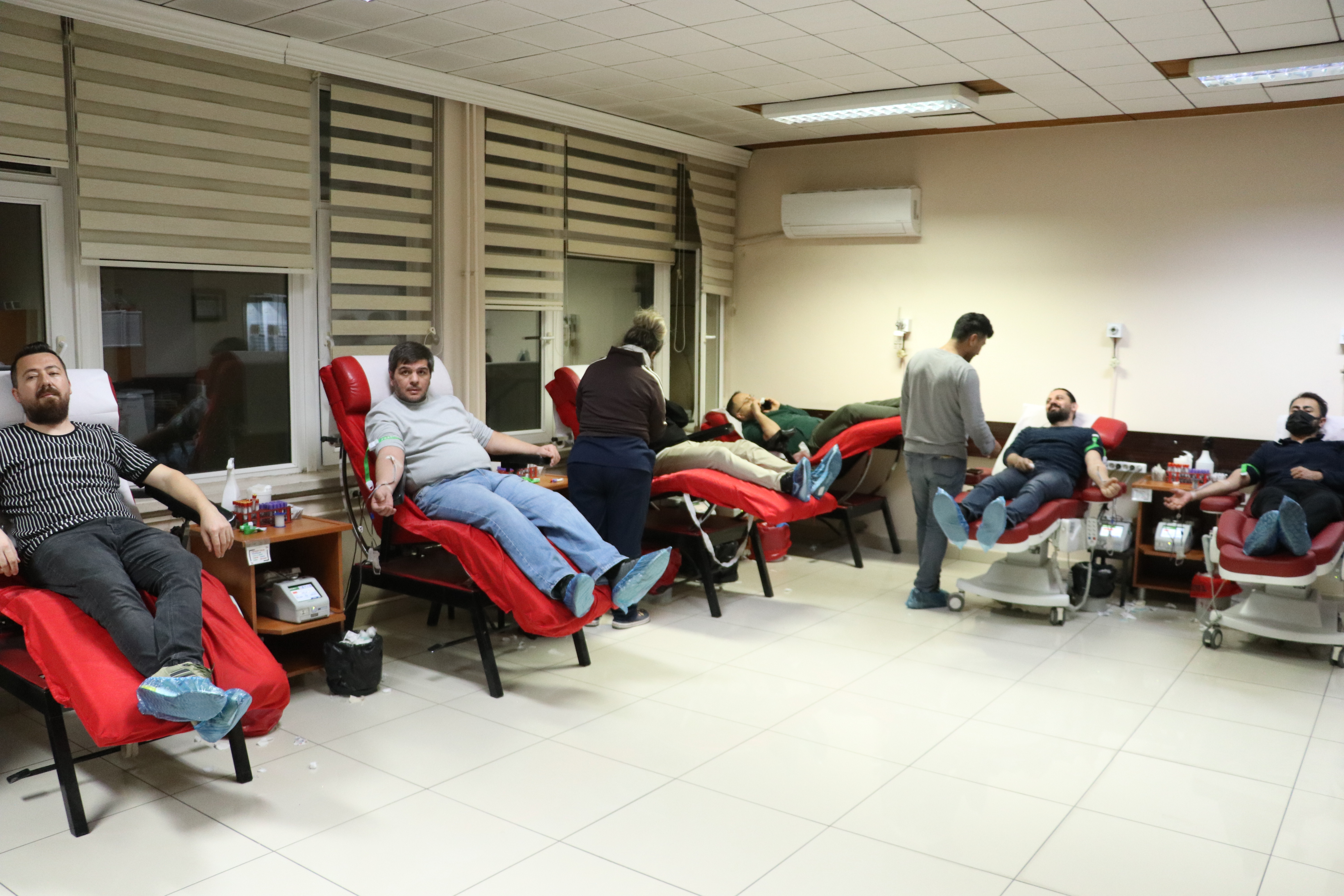 Kayseri'de öğretmenler iftar sonrası kanser hastası çocuklar için kan bağışı yaptı