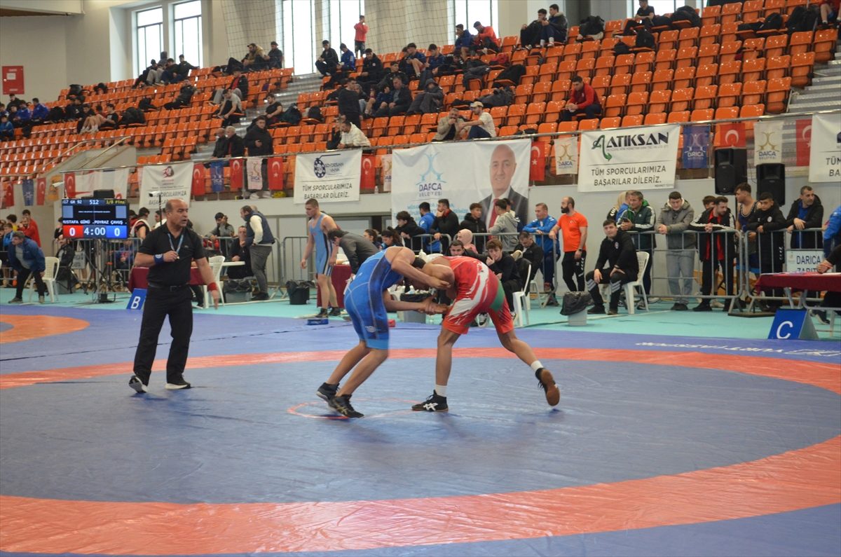 Kocaeli'de 17 Yaş Altı Türkiye Güreş Şampiyonası sürüyor