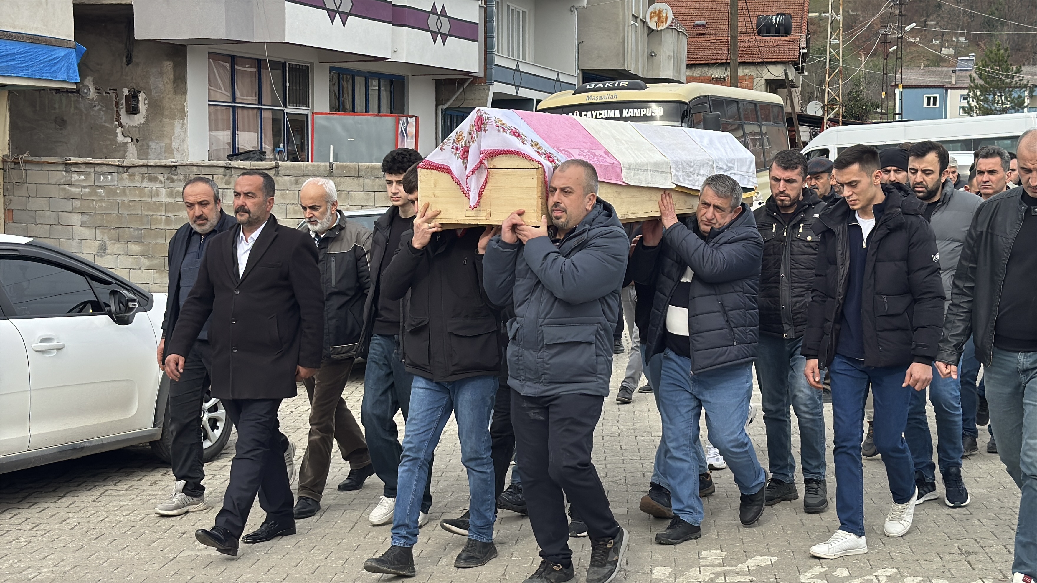 Kocaeli'nin Gebze ilçesinde ilkokul öğrencisine çarpan servis aracının sürücüsü tutuklandı