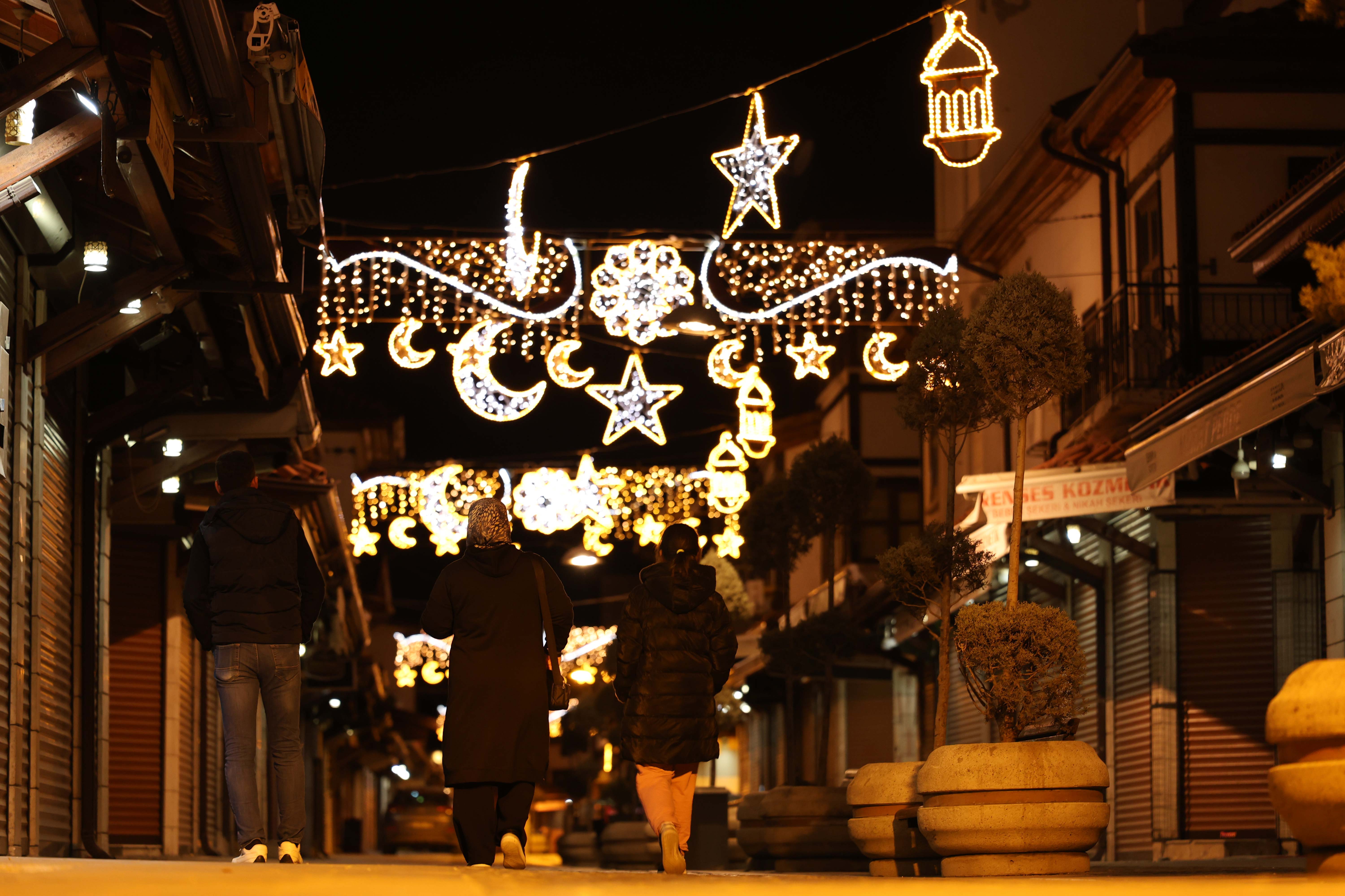 Konya'da ramazan dolayısıyla tarihi mekan ve caddelerde ışıklandırma yapıldı
