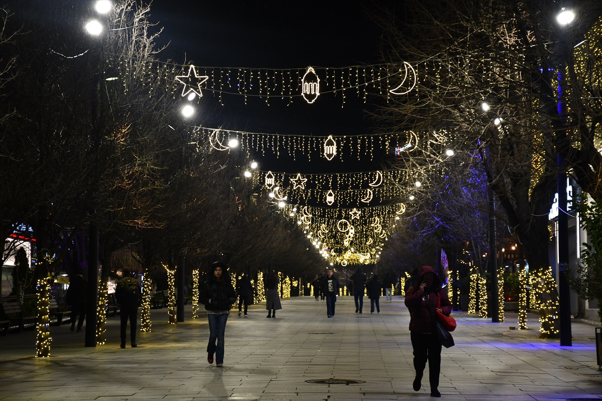 Kosova'nın başkenti Priştine ramazan vesilesiyle süslendi