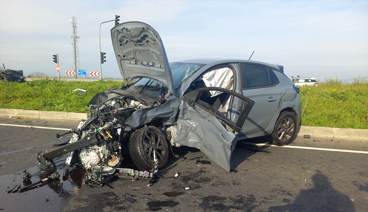 Manisa'da çarpışan otomobillerin sürücüleri yaralandı