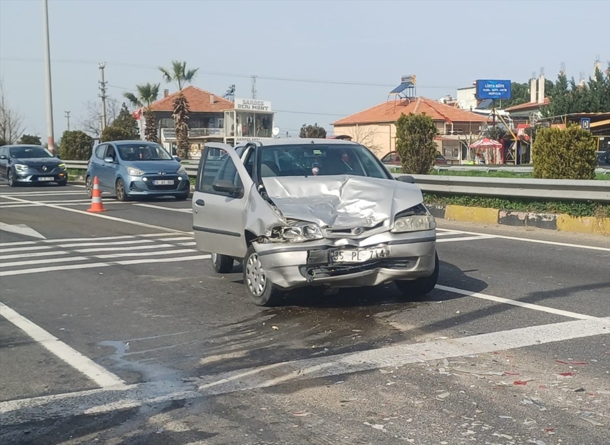 Manisa'da iki otomobilin çarpıştığı kazada 2'si çocuk 5 kişi yaralandı