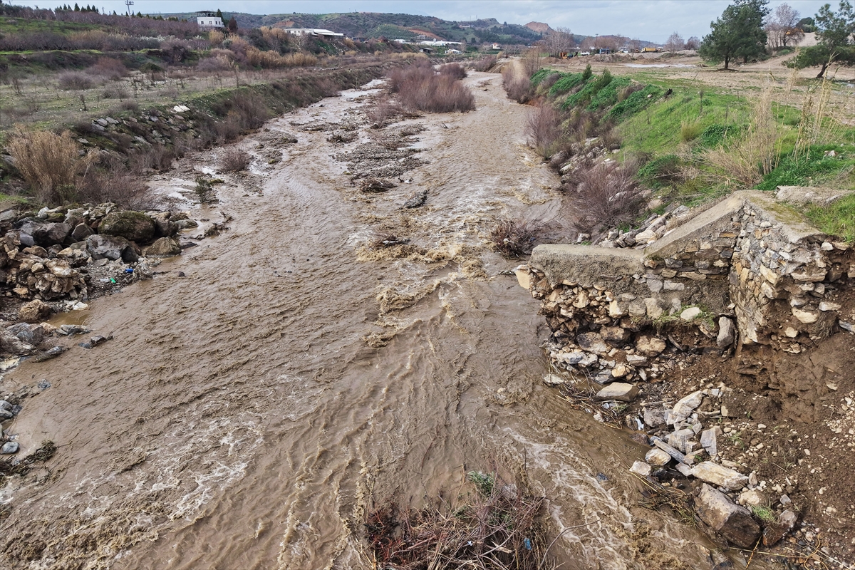Manisa'da sağanak nedeniyle taşkın kontrol tesisi yıkıldı