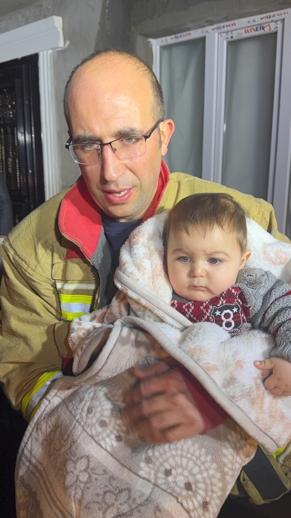 Manisa'da selde mahsur kalan 11 kişilik aile tahliye edildi