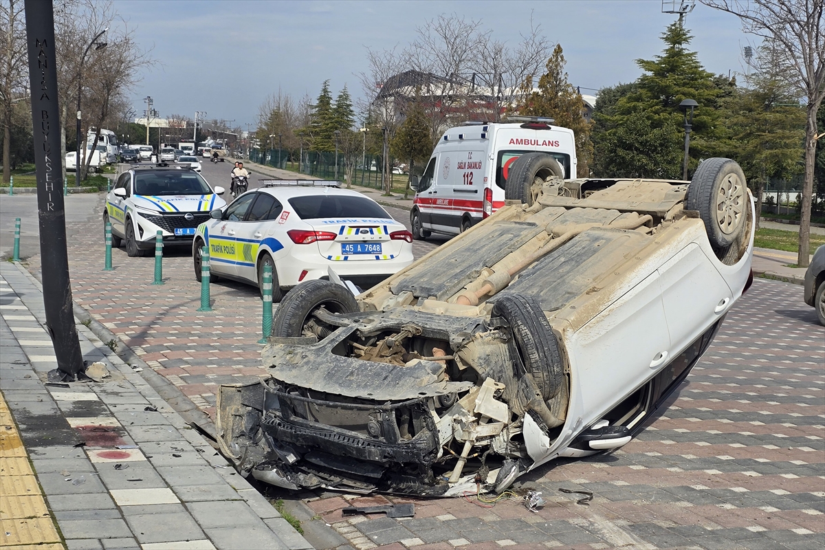 Manisa'da takla atan otomobildeki 2 kişi yaralandı