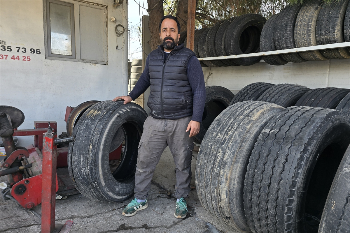 Manisa'da tamir için sökülen tır lastiğinin yola doğru ilerlemesi güvenlik kamerasında