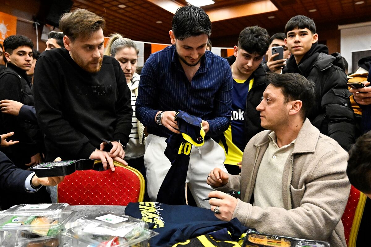 Mesut Özil, Avcılar'daki iftar programında gençlerle buluştu