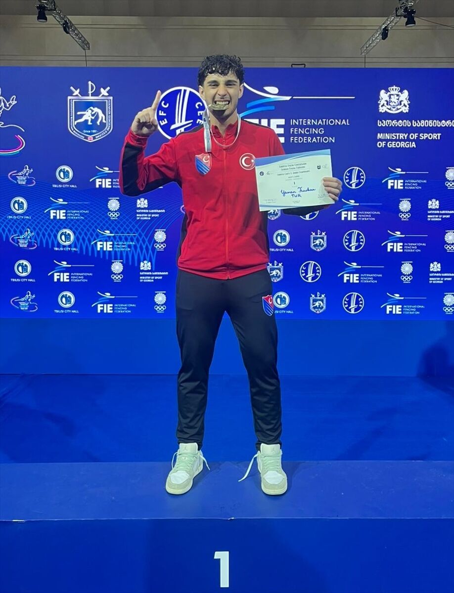 Milli eskrimci Furkan Yaman, gençlerde Avrupa şampiyonu oldu