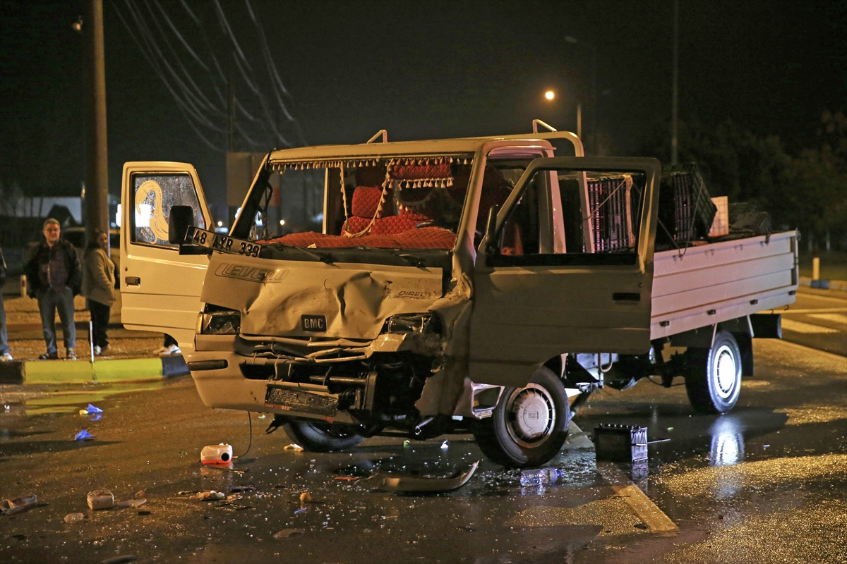 Muğla'da yakıt tankeriyle çarpışan kamyonetteki 2 kişi yaralandı