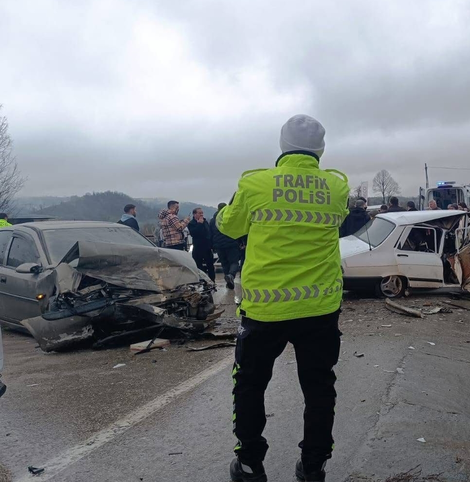 Ordu'da otomobillerin çarpışması sonucu 2 kişi yaralandı