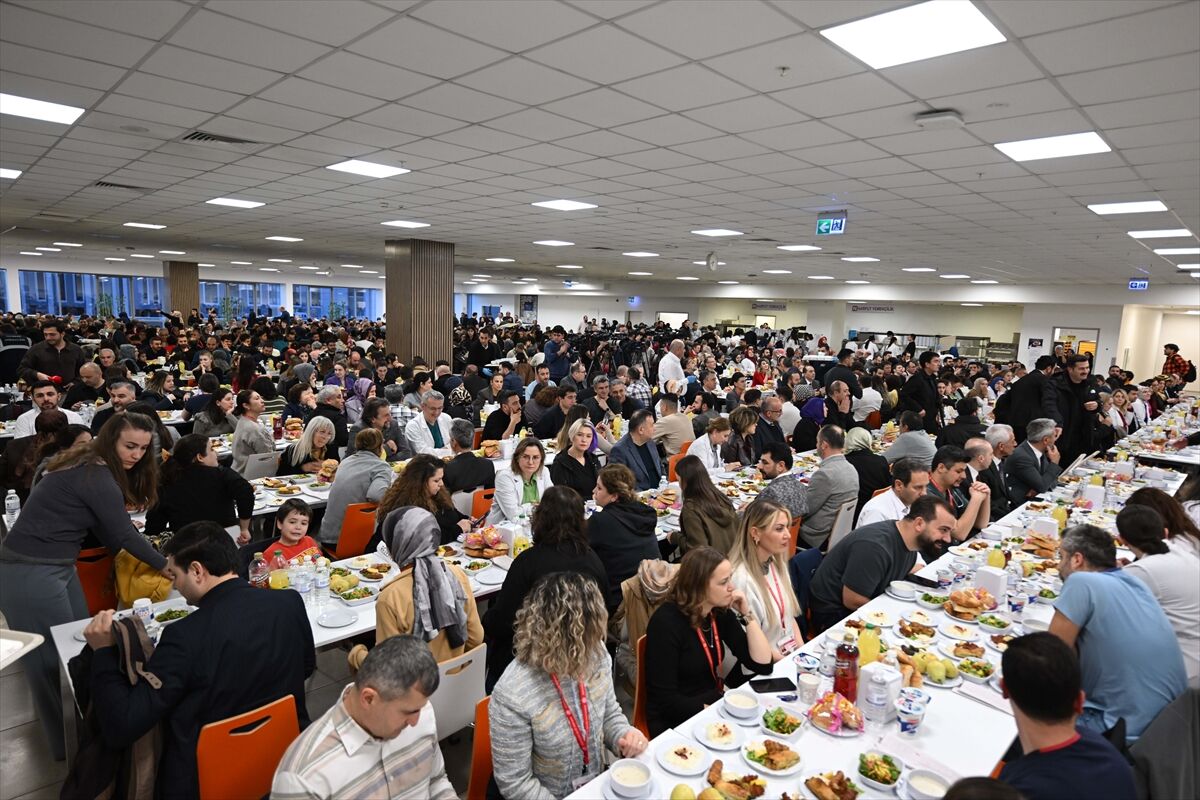 Sağlık Bakanı Kemal Memişoğlu, sağlık çalışanlarıyla iftarda bir araya geldi: