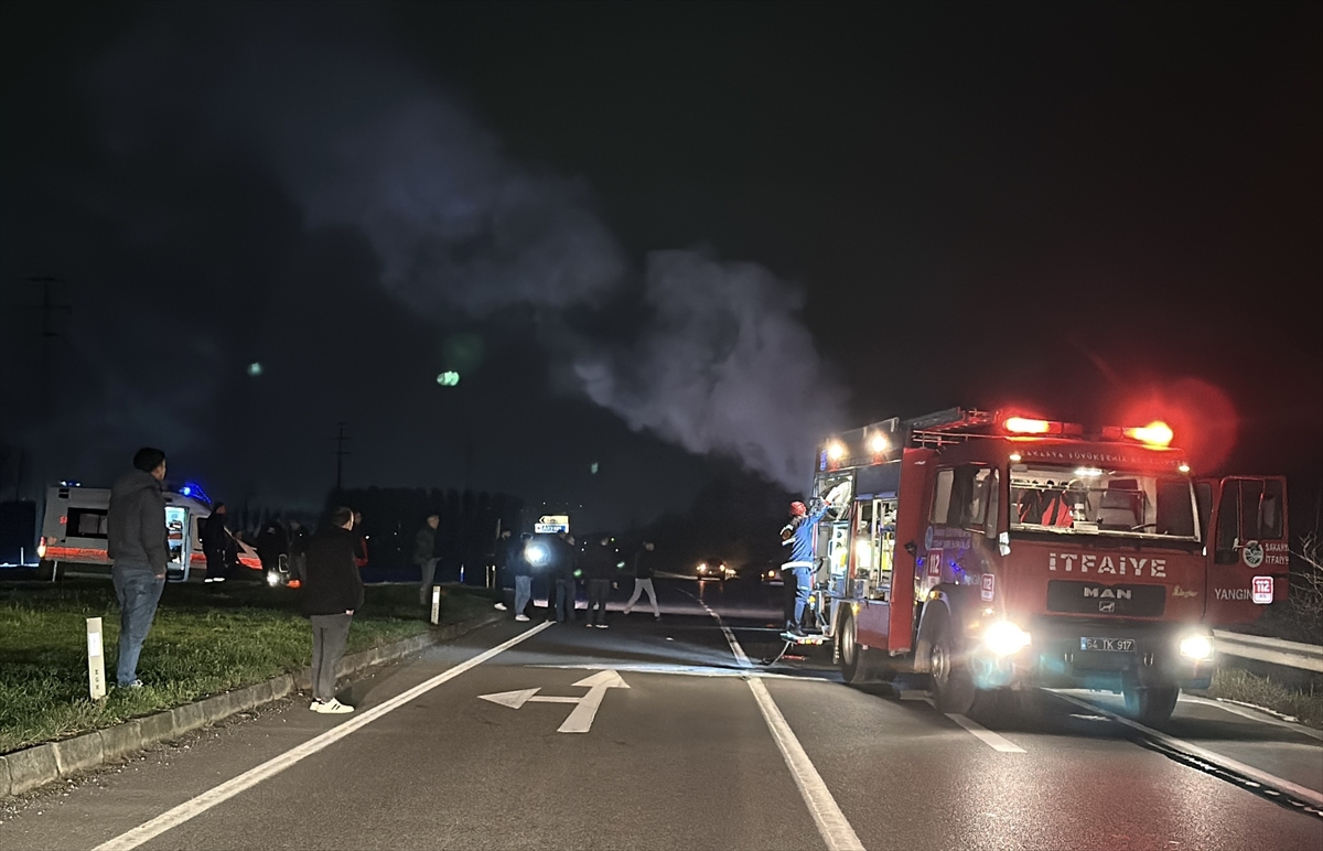 Sakarya'da yangın çıkan otomobil kullanılamaz hale geldi