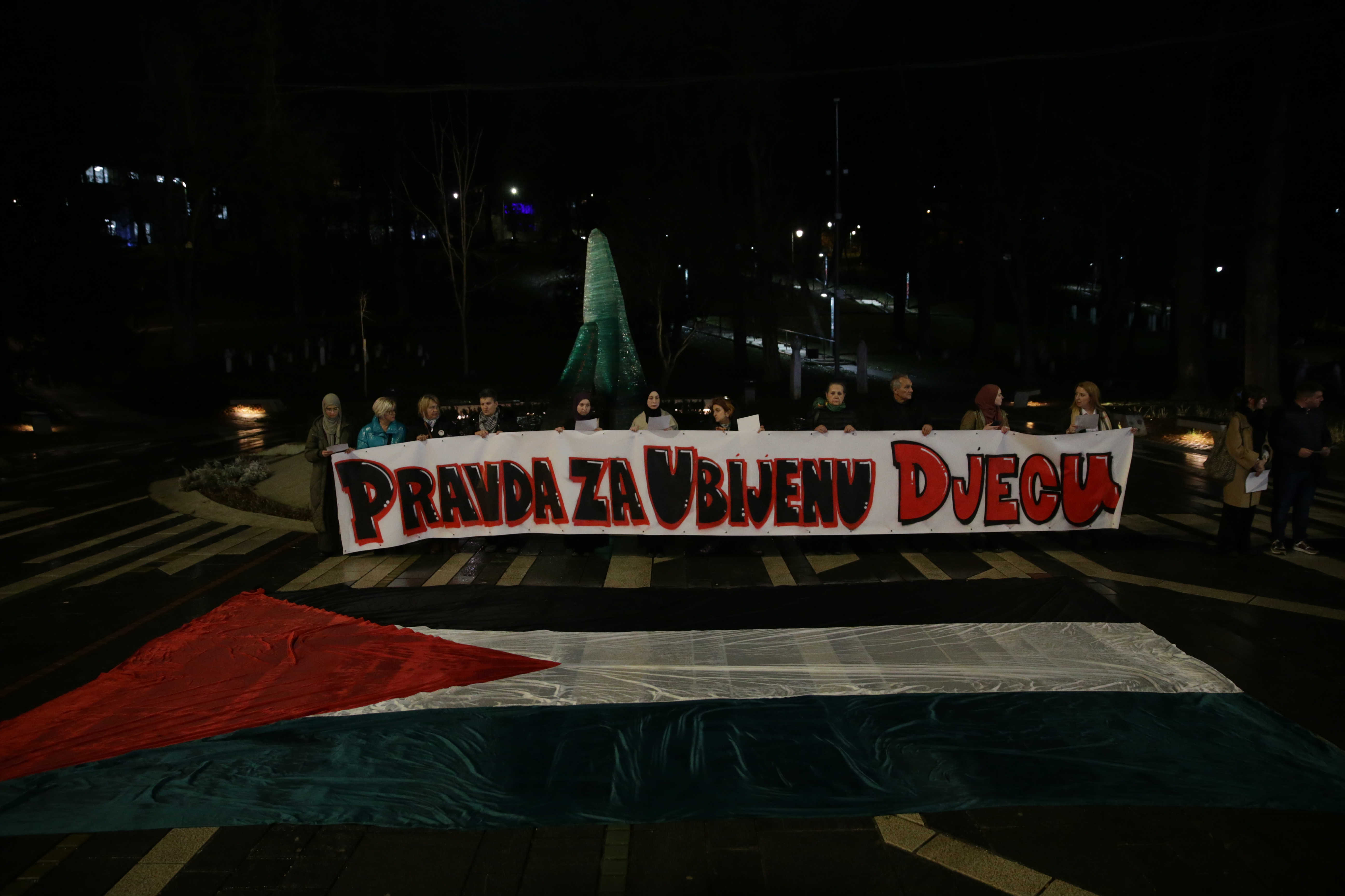 Saraybosna kuşatmasında evlatlarını kaybeden aileler, Gazze'de öldürülen çocukları andı