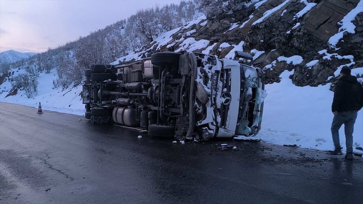 Şırnak'ta devrilen kamyondaki 2 kişi yaralandı