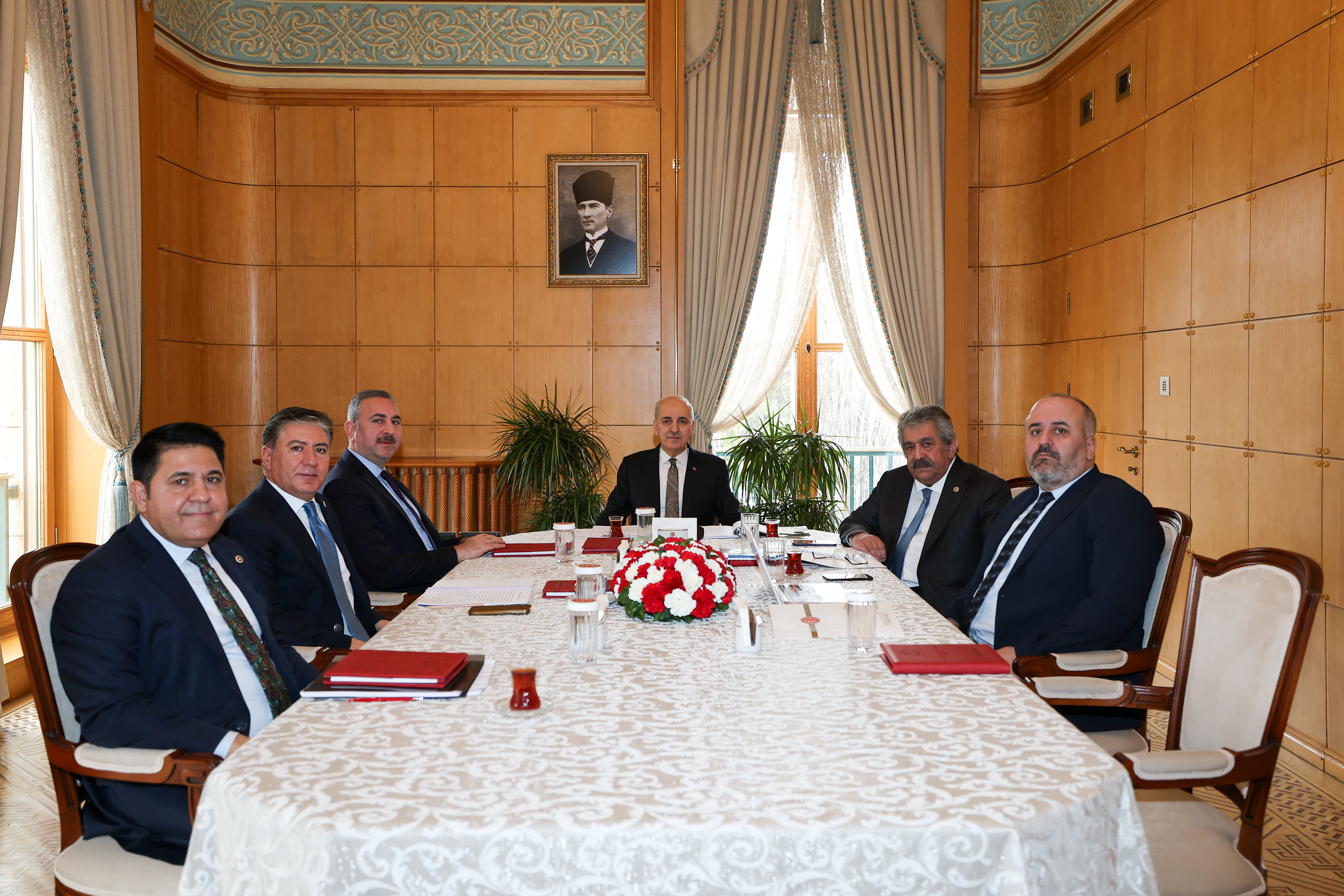 TBMM Başkanı Kurtulmuş, Milli Dayanışma, Kardeşlik ve Demokrasi Komisyonu üyeleriyle görüştü