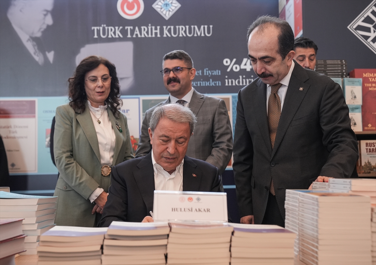 TBMM Milli Savunma Komisyonu Başkanı Akar, 'Külliye'de Ramazan' etkinliklerinde okurlarla buluştu