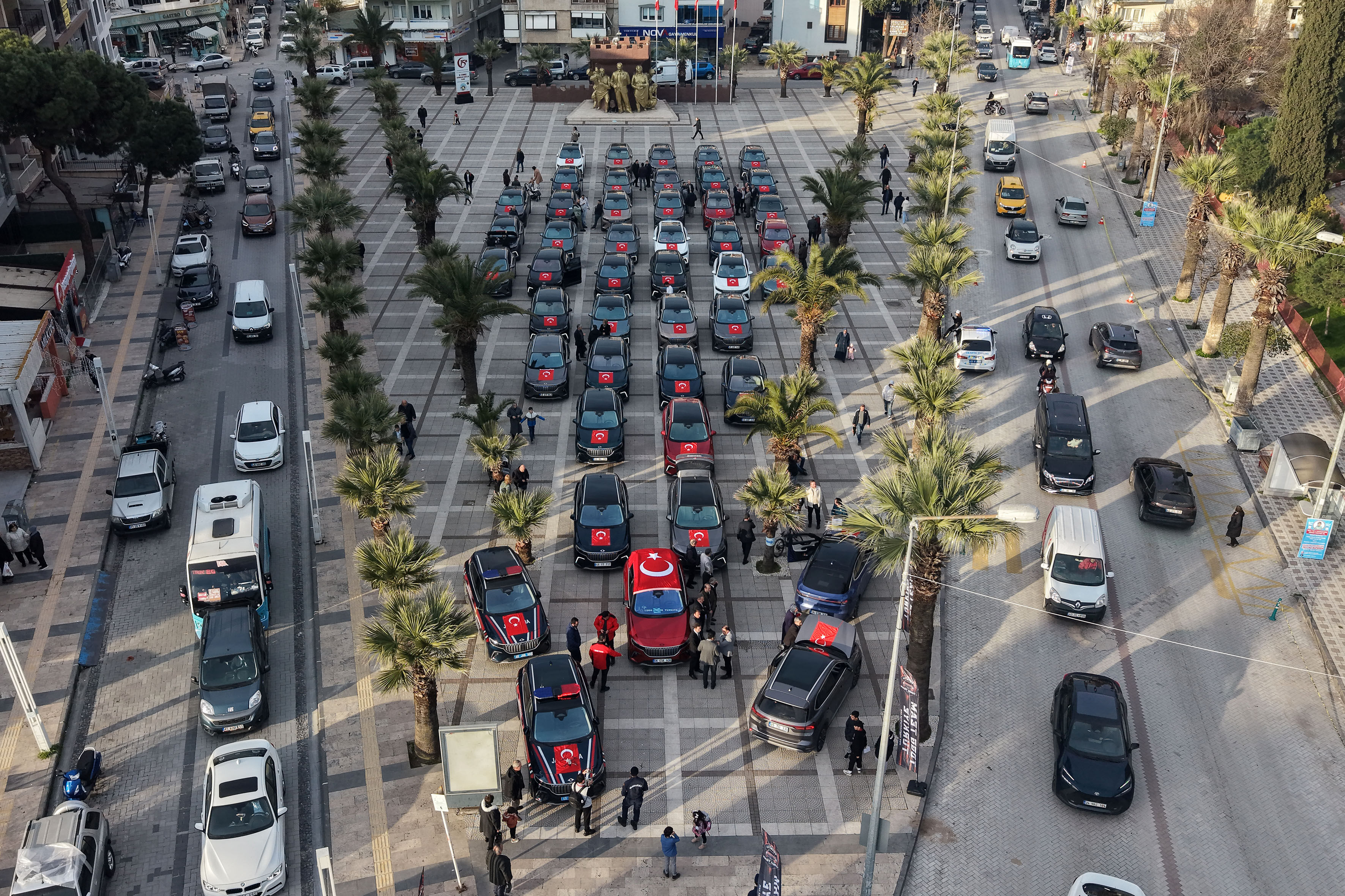 TOGG sürücülerinden Turgutlu'da şehit aileleri ve gazilerle vefa buluşması