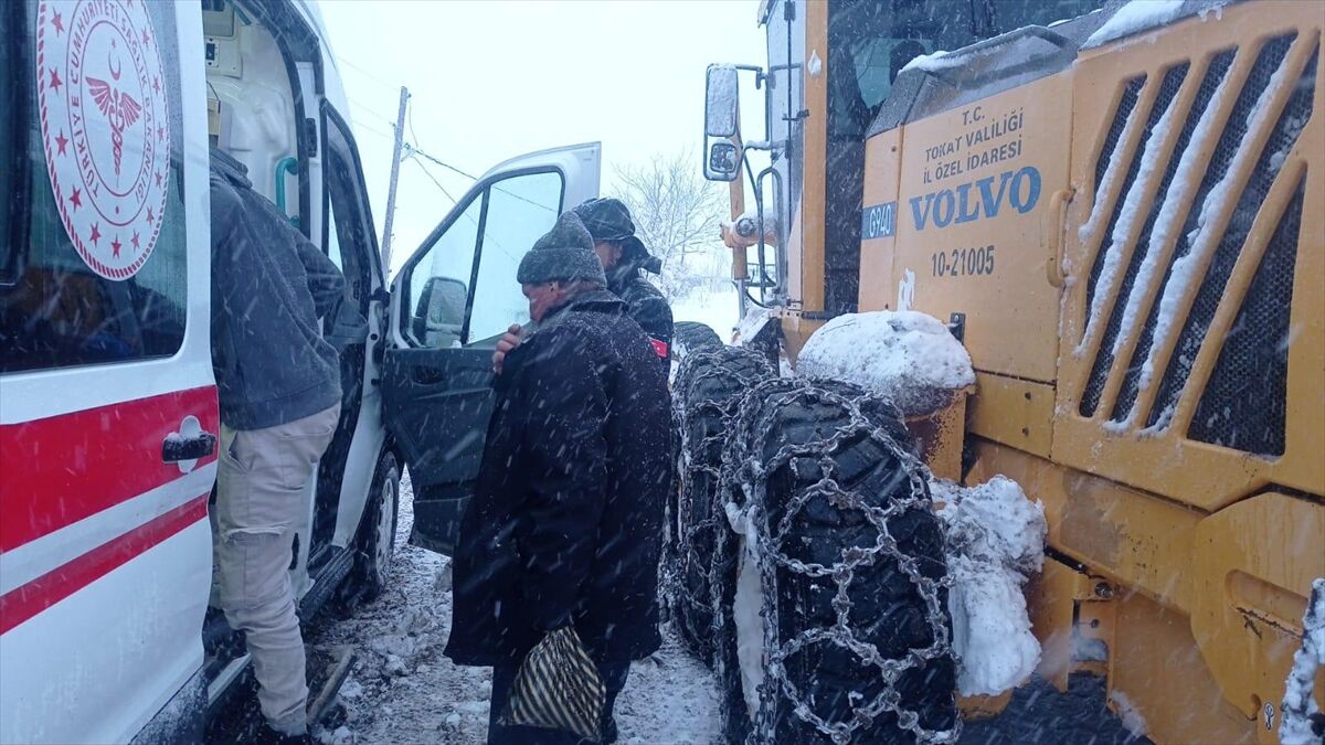 Tokat'ta yolu kardan kapanan köyde rahatsızlanan hasta ekiplerce hastaneye ulaştırıldı