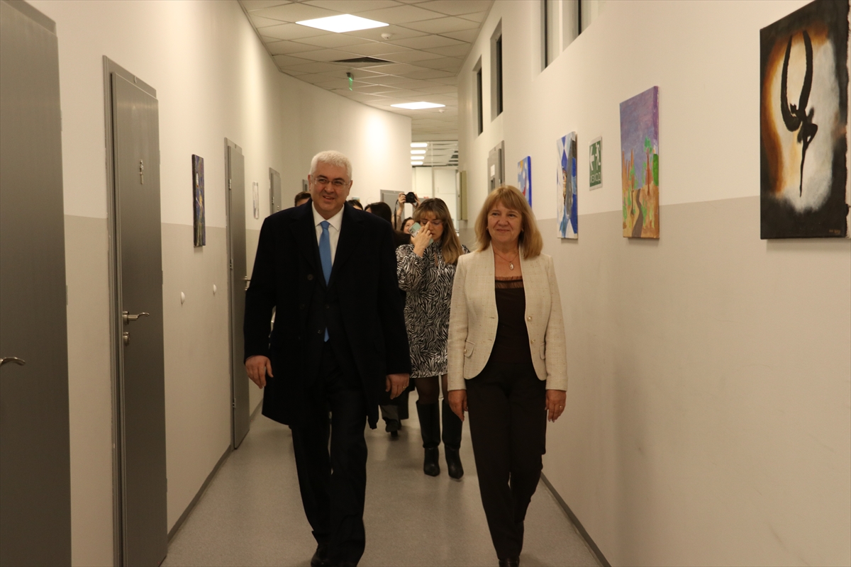 Türkiye'nin Sofya Büyükelçisi Uyanık, Bulgaristan'da liseli gençlerle bir araya geldi