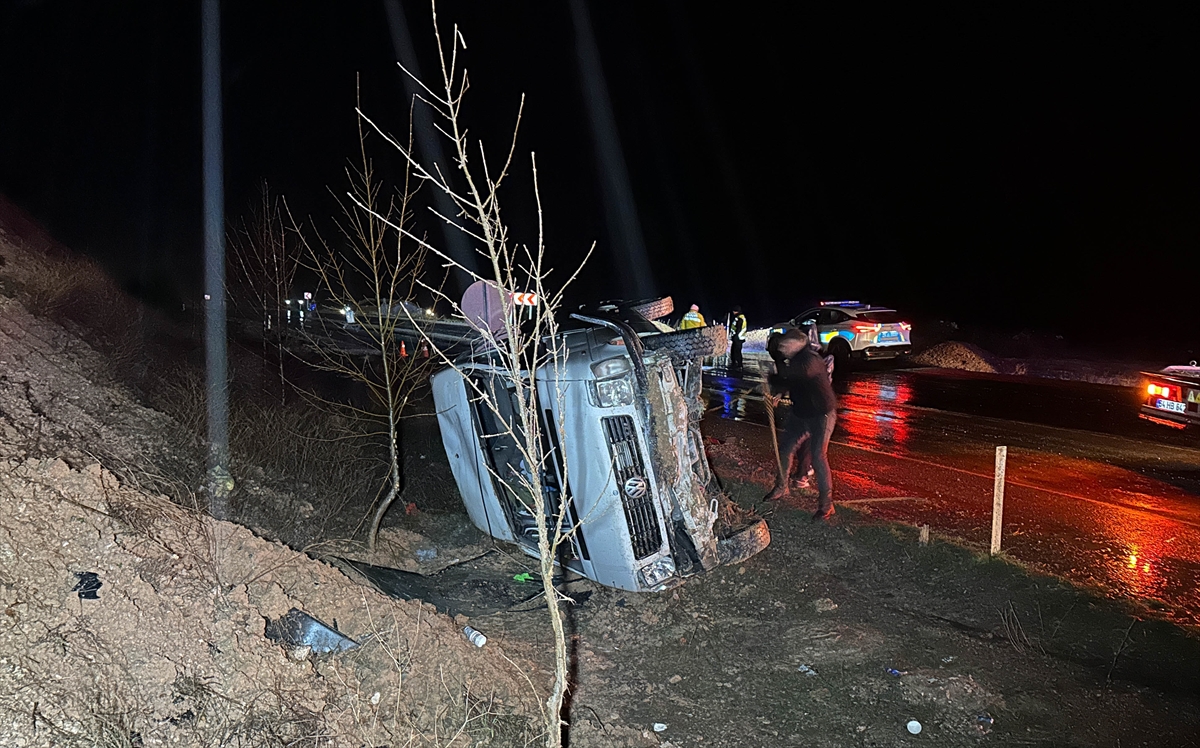 Uşak'ta şarampole devrilen işçi servisindeki 17 kişi yaralandı