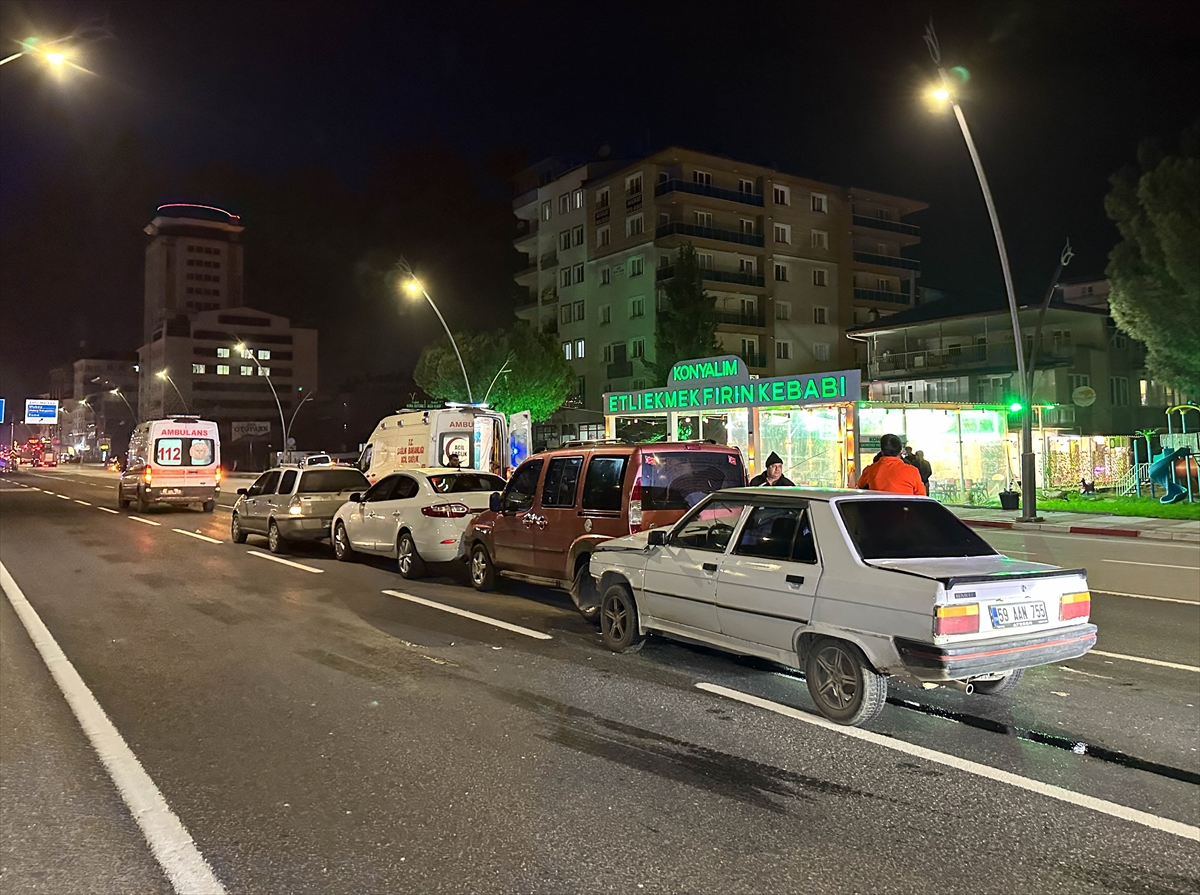 Uşak'ta zincirleme trafik kazasında 6 kişi yaralandı