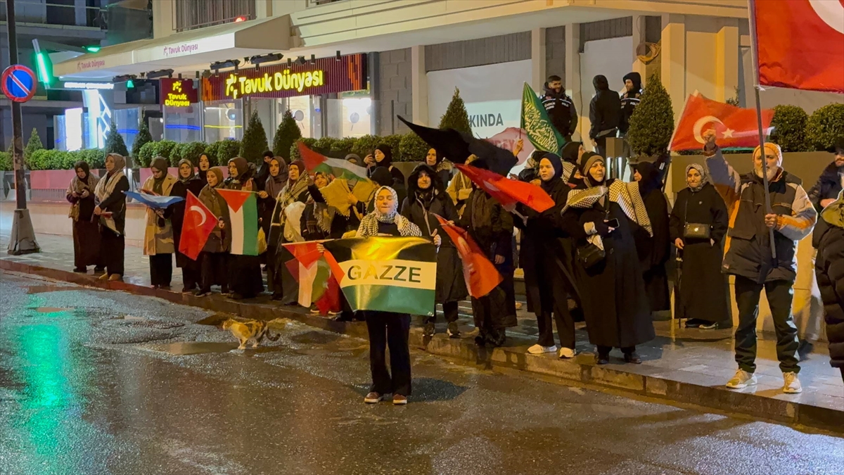 Üsküdar'da mahalle sakinlerinin McDonald's protestosu sürüyor