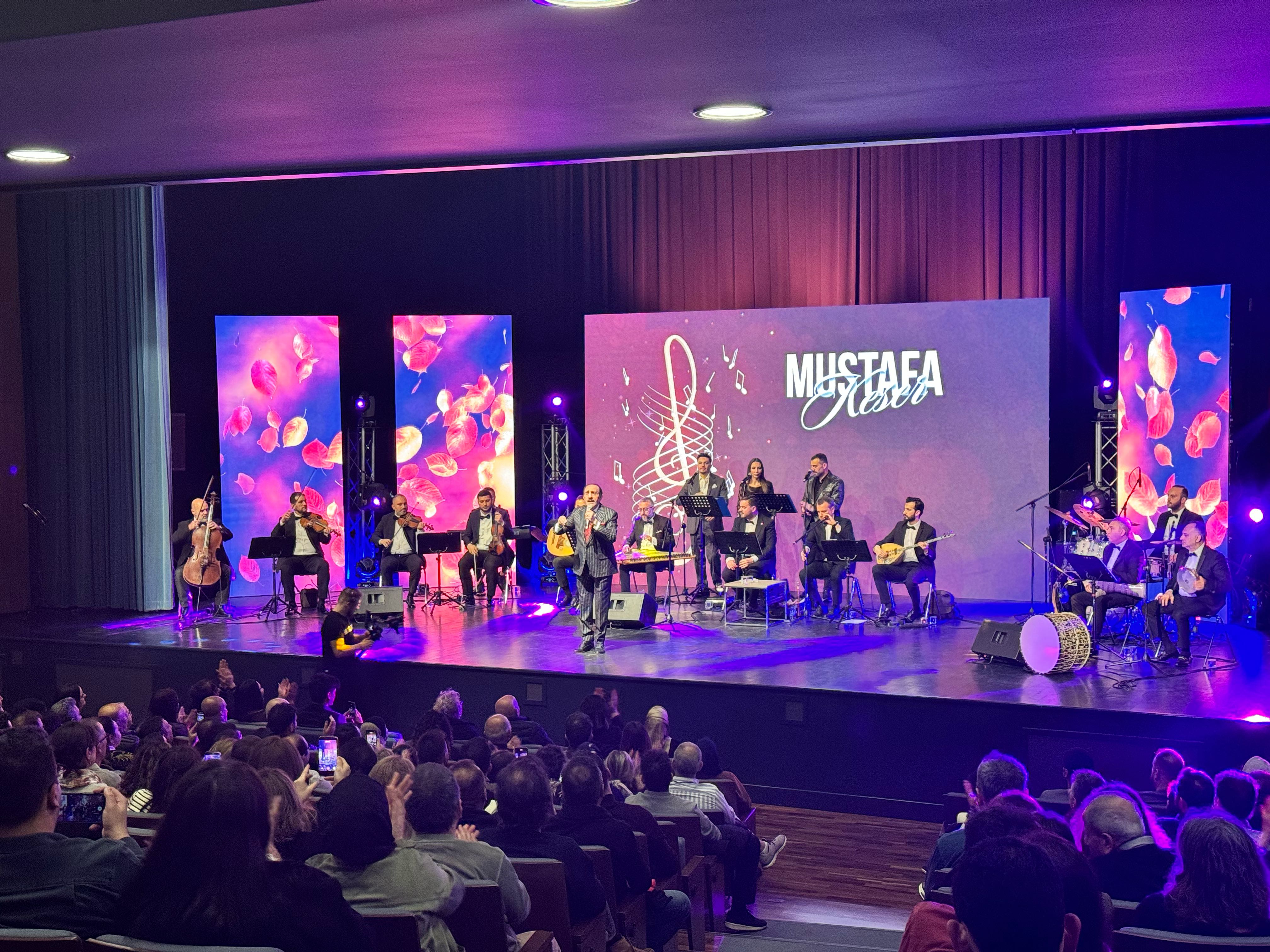 Usta sanatçı Mustafa Keser, İstanbul'da halk konseri verdi