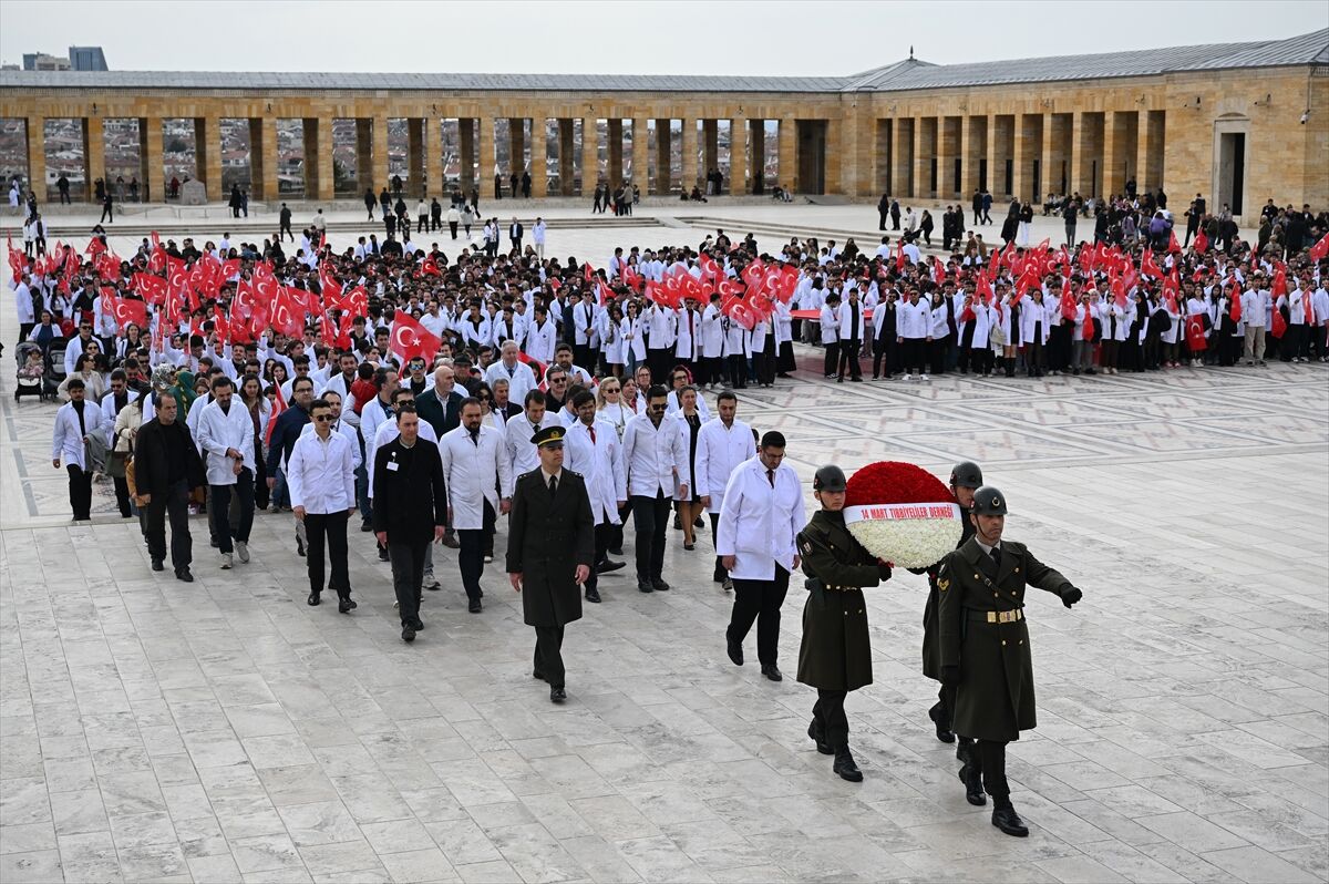 14 Mart Tıbbiyeliler Derneği üyeleri Anıtkabir'i ziyaret etti