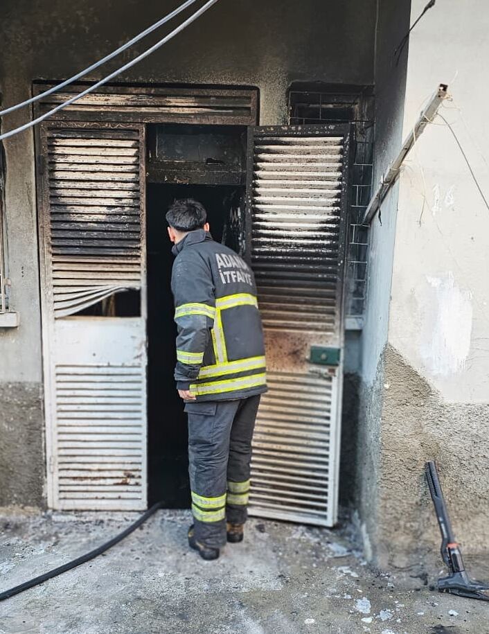 Adana'da iki katlı binada çıkan yangında bir kişi yaralandı