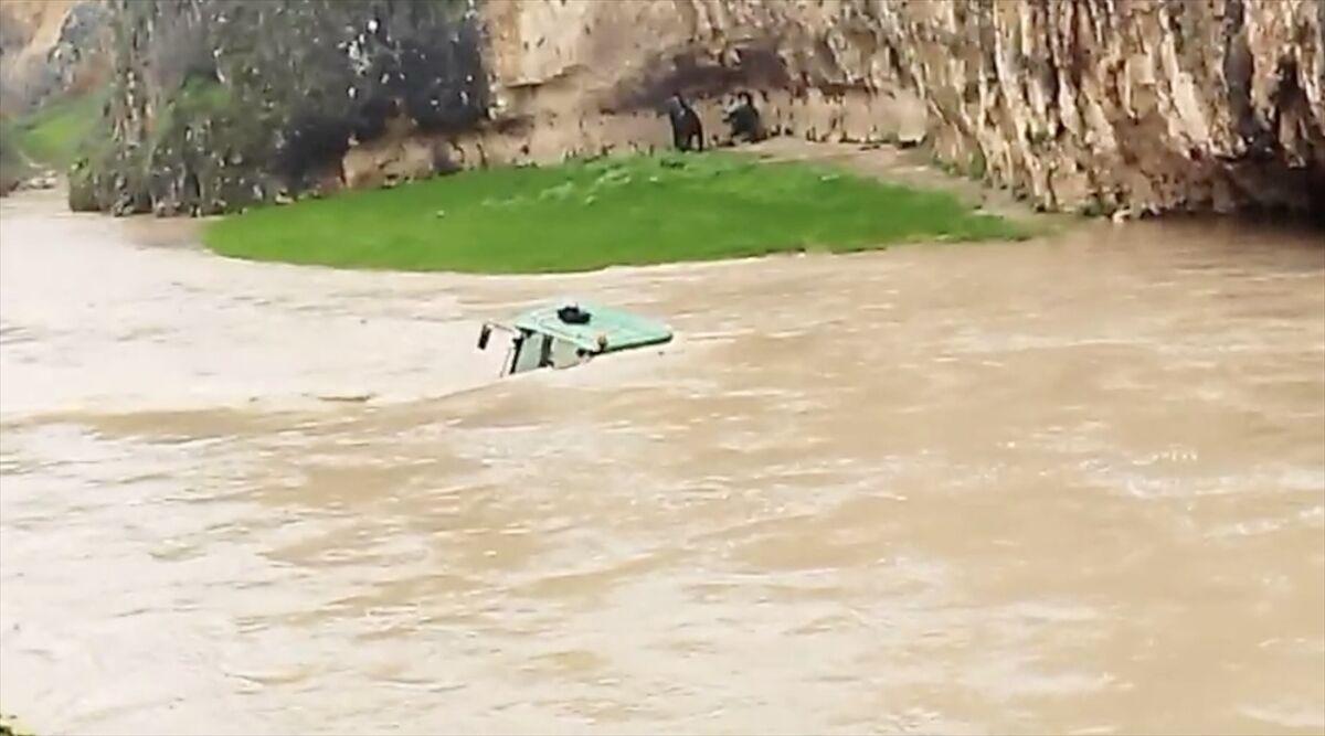 Adıyaman'da sele kapıldıktan sonra yüzerek çıktıkları mağarada mahsur kalan 4 kişi kurtarıldı