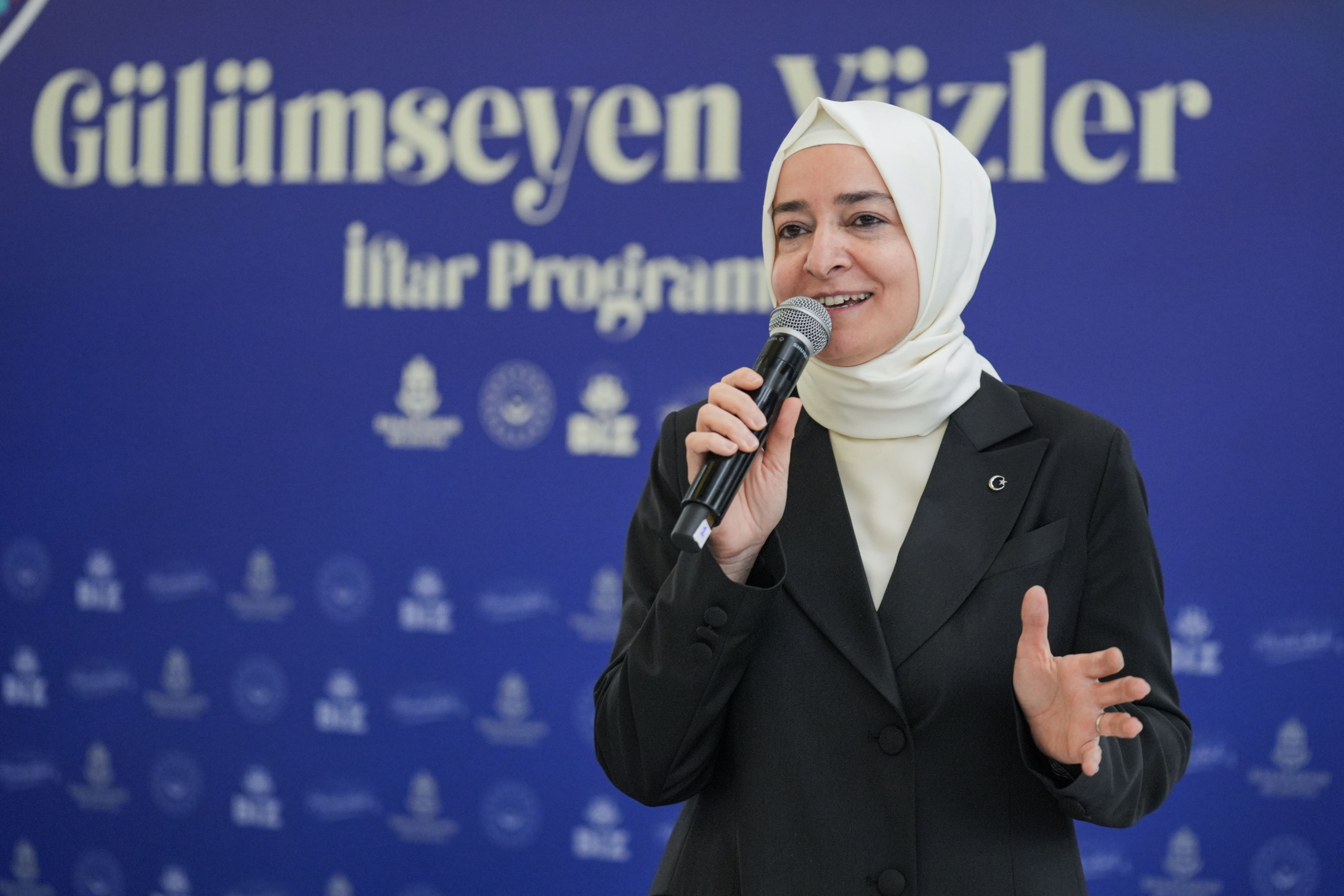 AK Parti Genel Başkan Yardımcısı Kaya, Başakşehir'de yetimlerle iftarda bir araya geldi: