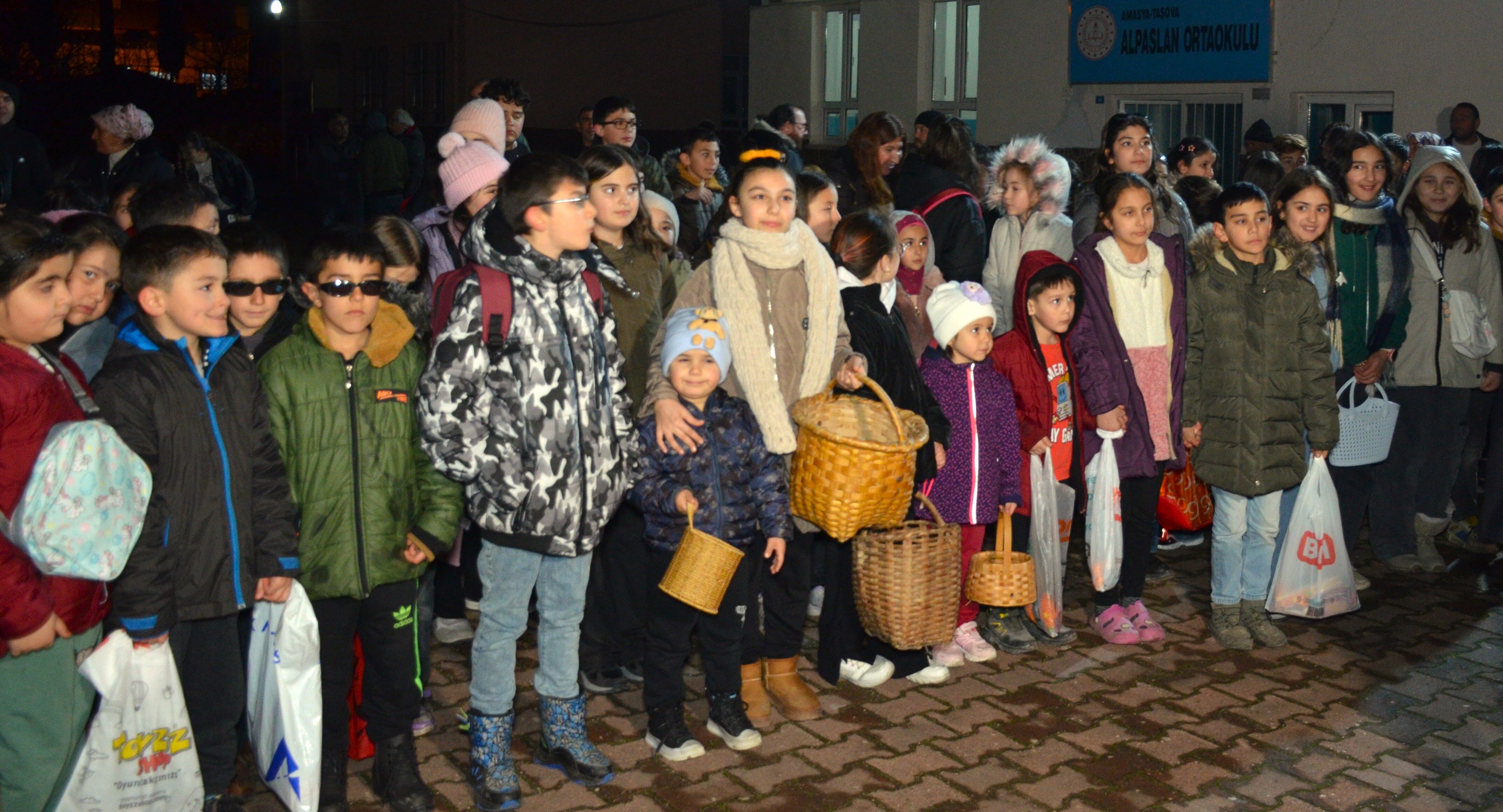 Amasya'da 150 yıldan fazla geçmişi olan 'sepet sallama' geleneği devam ediyor