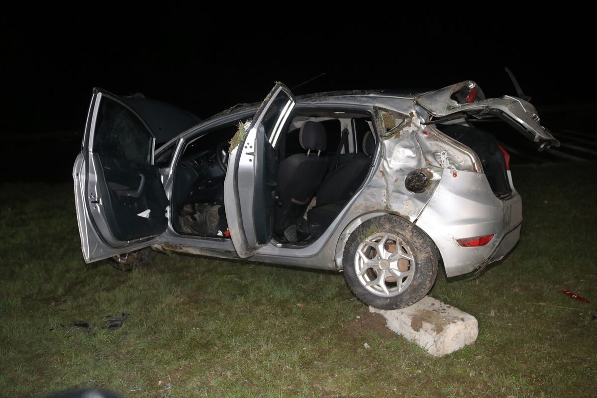 Amasya'da devrilen otomobildeki 2 kişi yaralandı