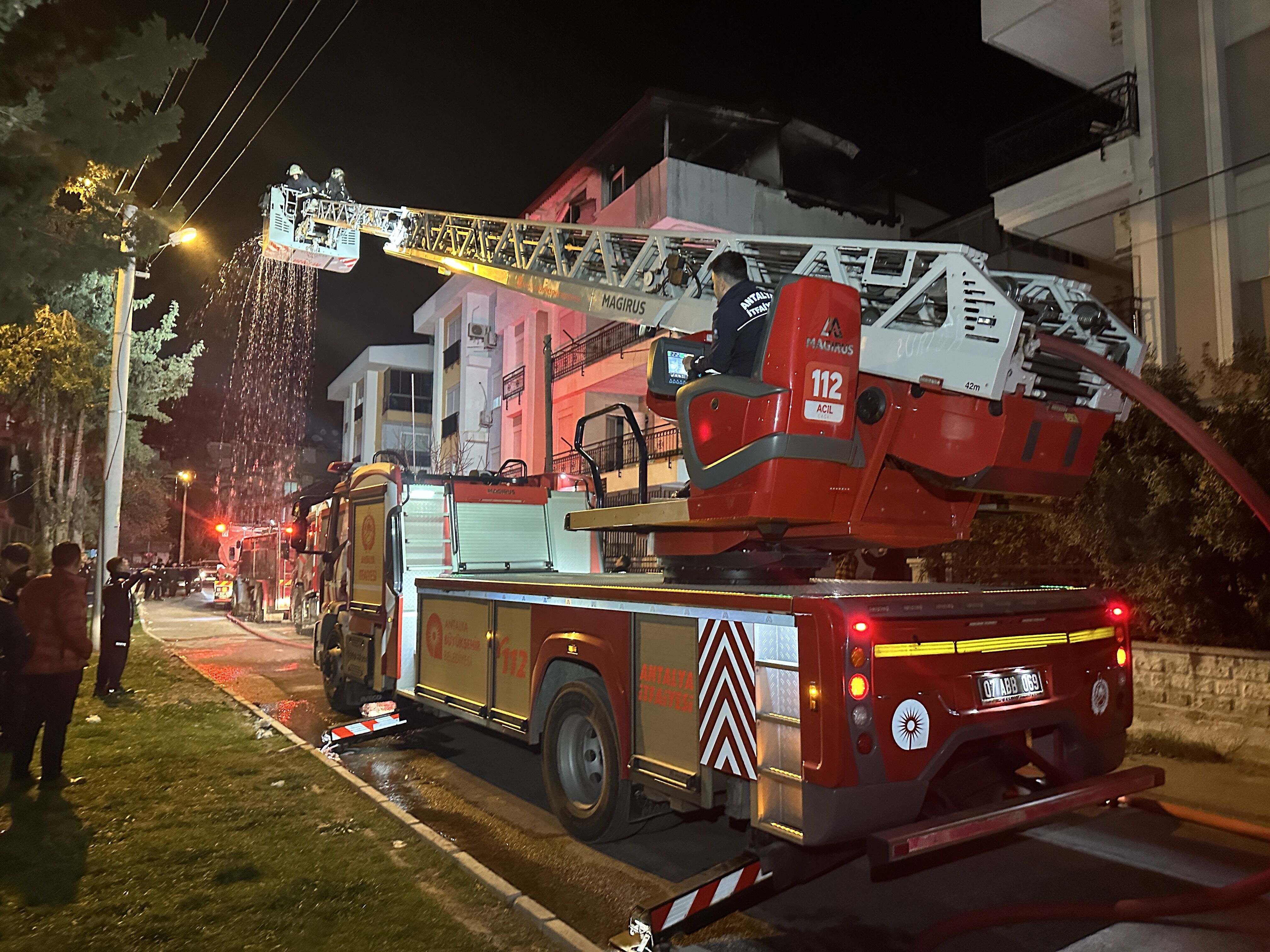 Antalya'da evde çıkan yangın hasara neden oldu