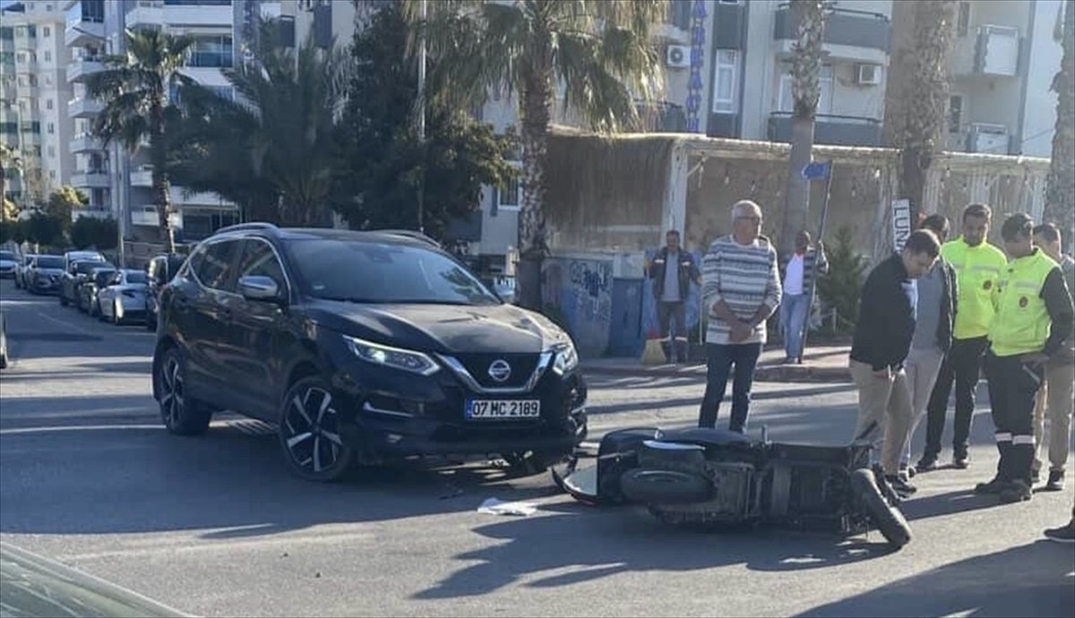 Antalya'da otomobille çarpışan motosikletteki 1 kişi öldü