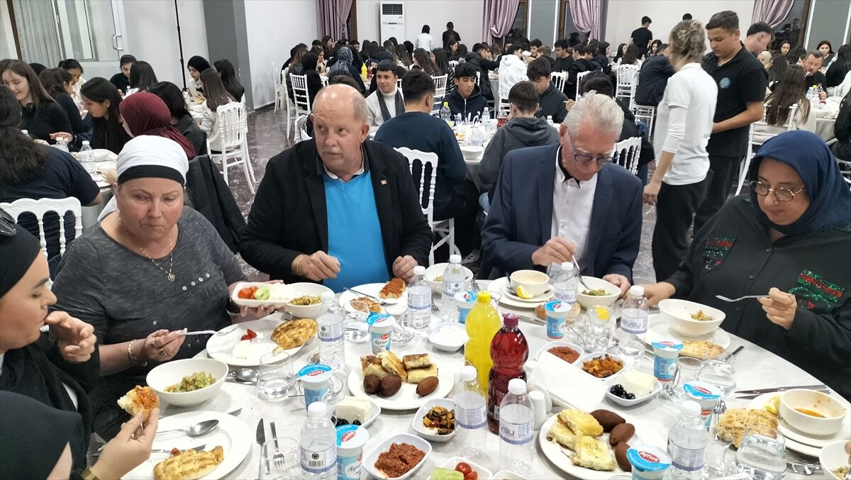 Antalya'da yaşayan mühtediler iftar sofrasında buluştu