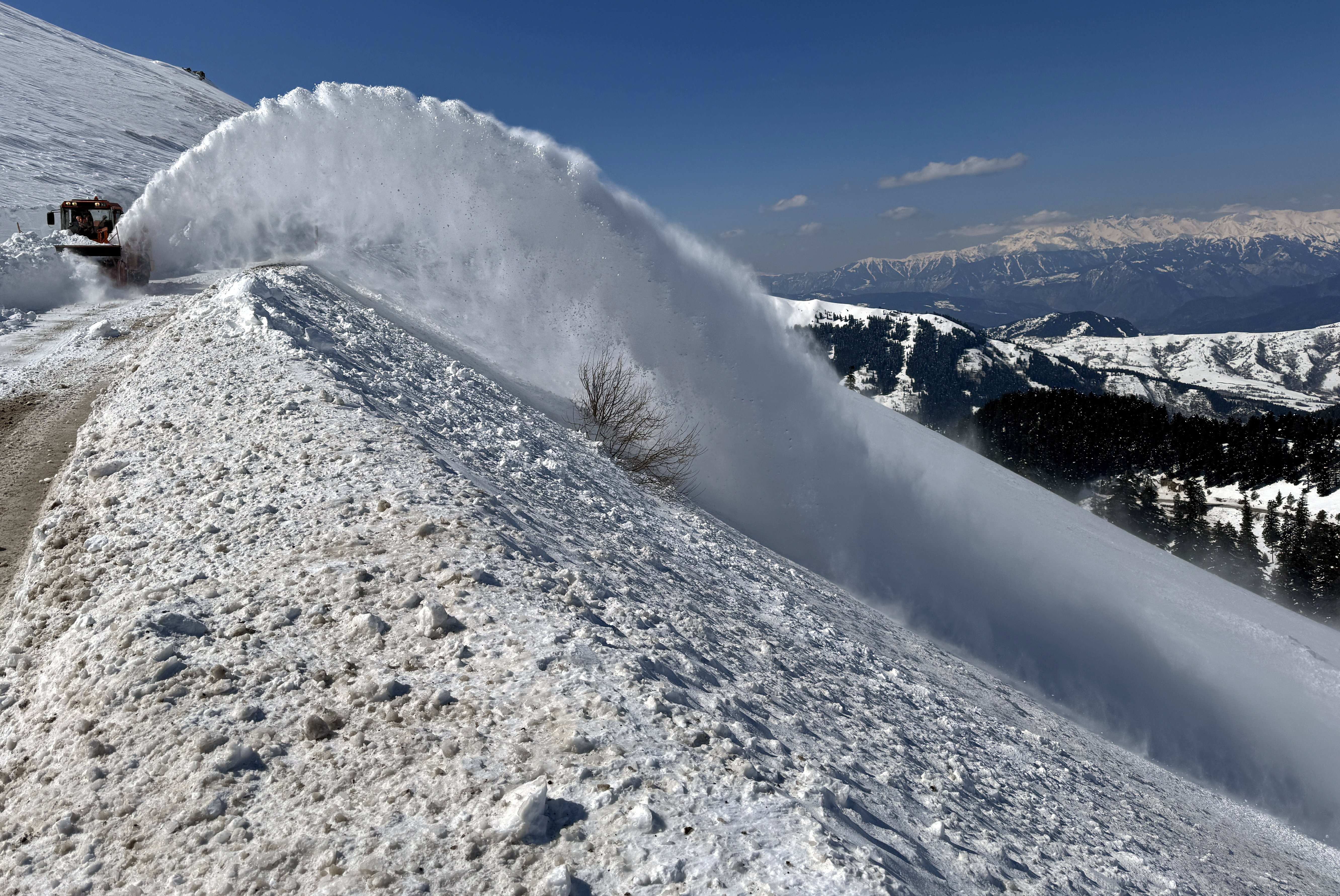 Ardahan'da ekiplerin karla mücadele çalışması sürüyor