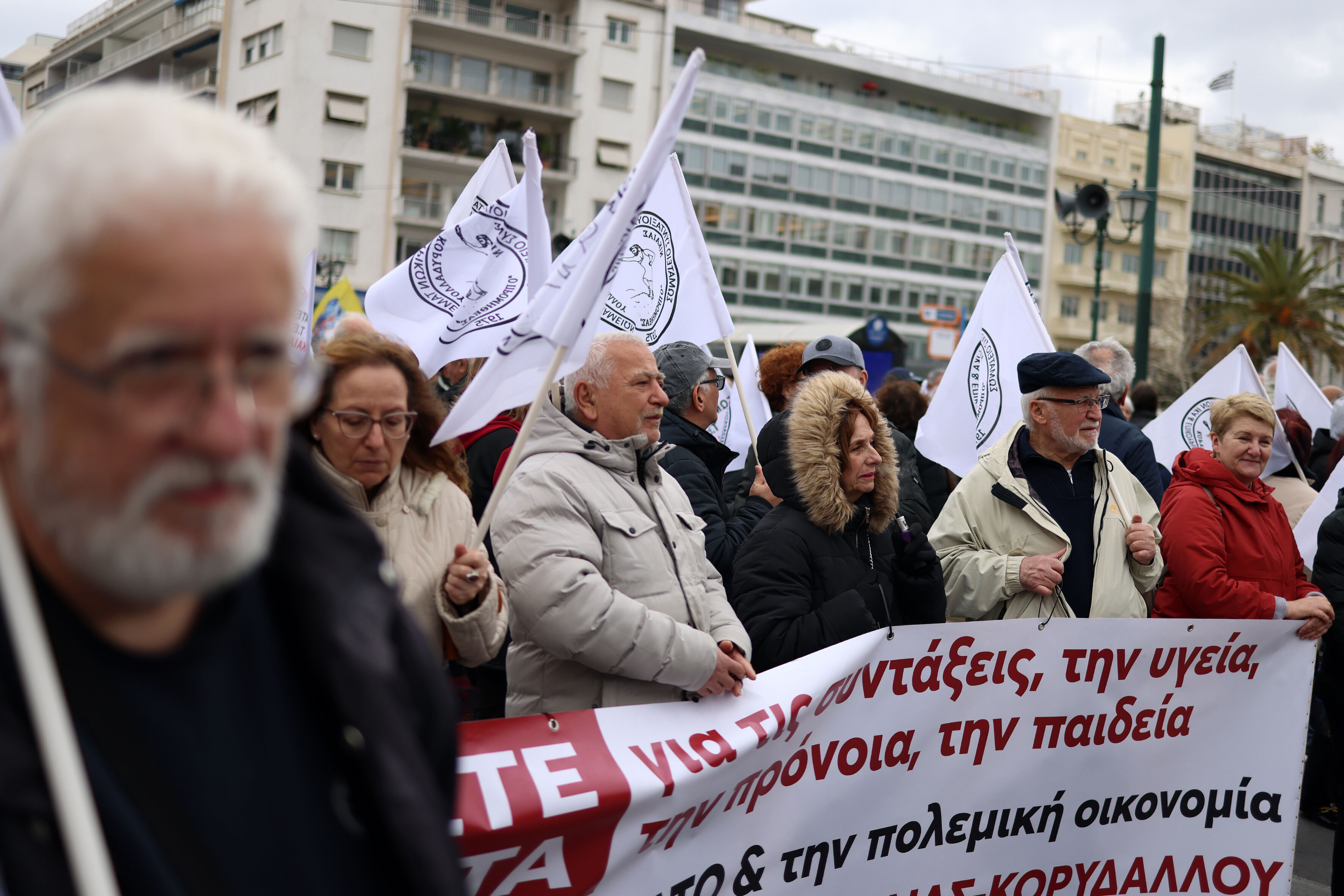 Atina'da emekliler zam talebiyle protesto düzenledi