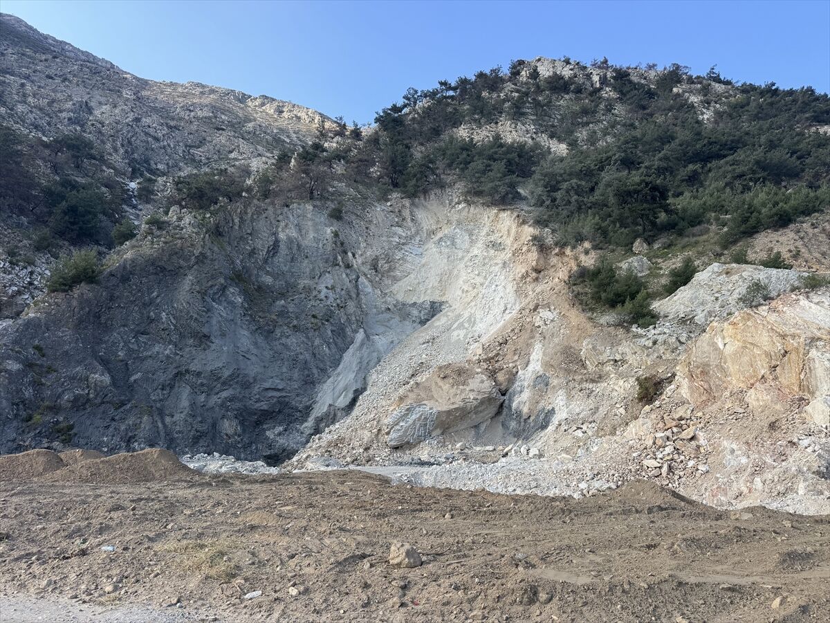 Aydın'da toprak kayması cep telefonu kamerasıyla kaydedildi