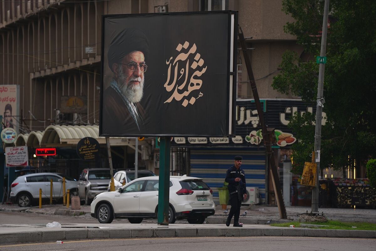Bağdat sokaklarına Ali Hamaney ile Mücteba Hamaney posterleri asıldı