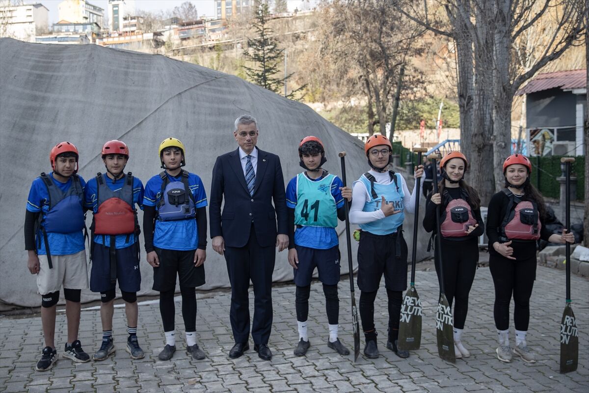 Bakan Memişoğlu, Tunceli'de Yeşilay Türkiye Rafting Şampiyonası 1. Ayak Yarışları'nı izledi