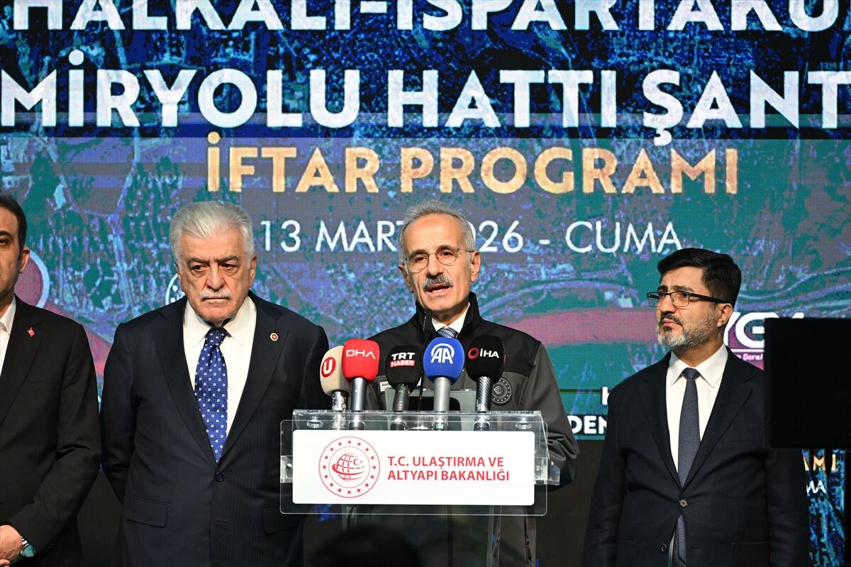Bakan Uraloğlu Halkalı-Ispartakule Demiryolu Hattı şantiyesinde çalışanlarla iftar yaptı: