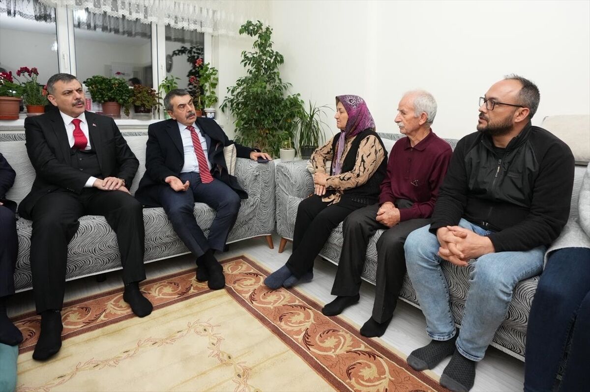 Bakanlar Tekin ve Çiftçi, öldürülen öğretmenin Konya'daki ailesine taziye ziyaretinde bulundu